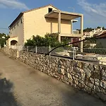 Pensión And Velada 3*